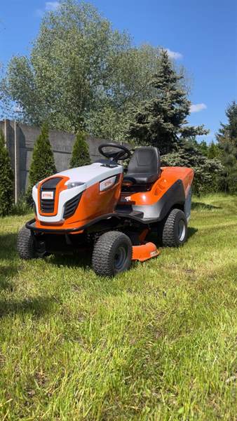 Traktor-kosiarka STIHL na trawniku