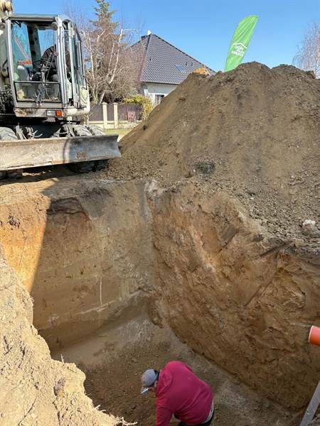 Głęboki wykop pod fundamenty domu